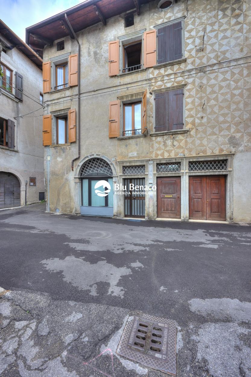 Detached house from ground to roof in Toscolano Maderno
