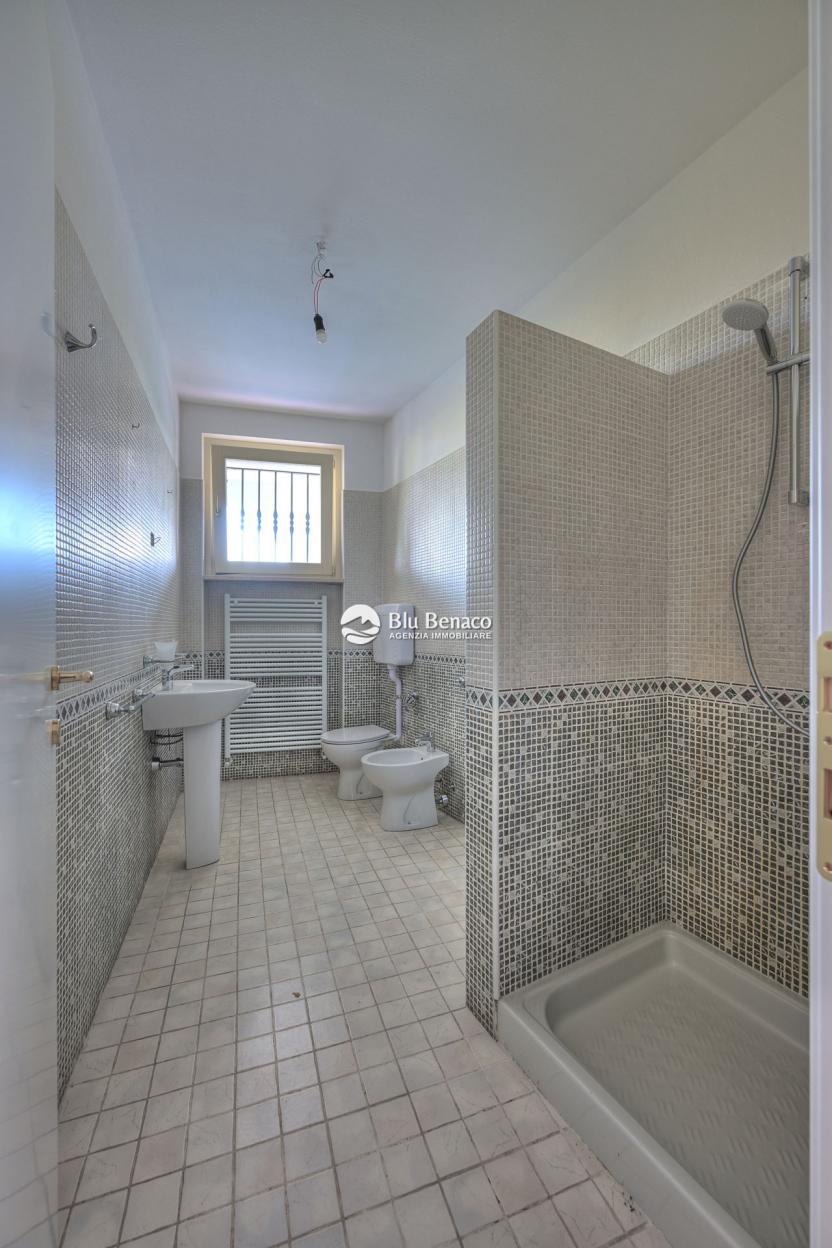 Manerba Del Garda, trilocale con loggia 