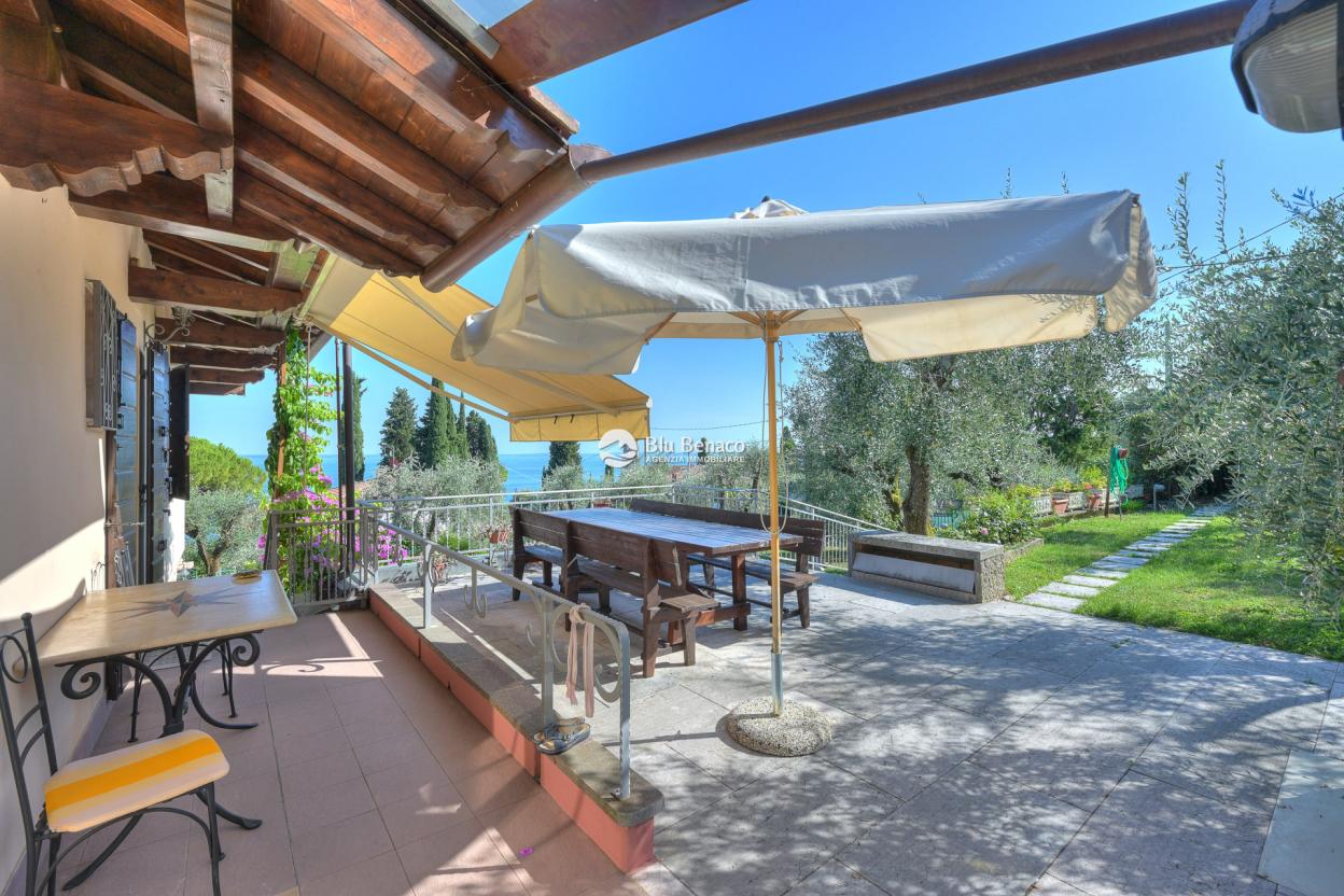 Freistehende Villa mit Pool und Atemberaubendem Seeblick