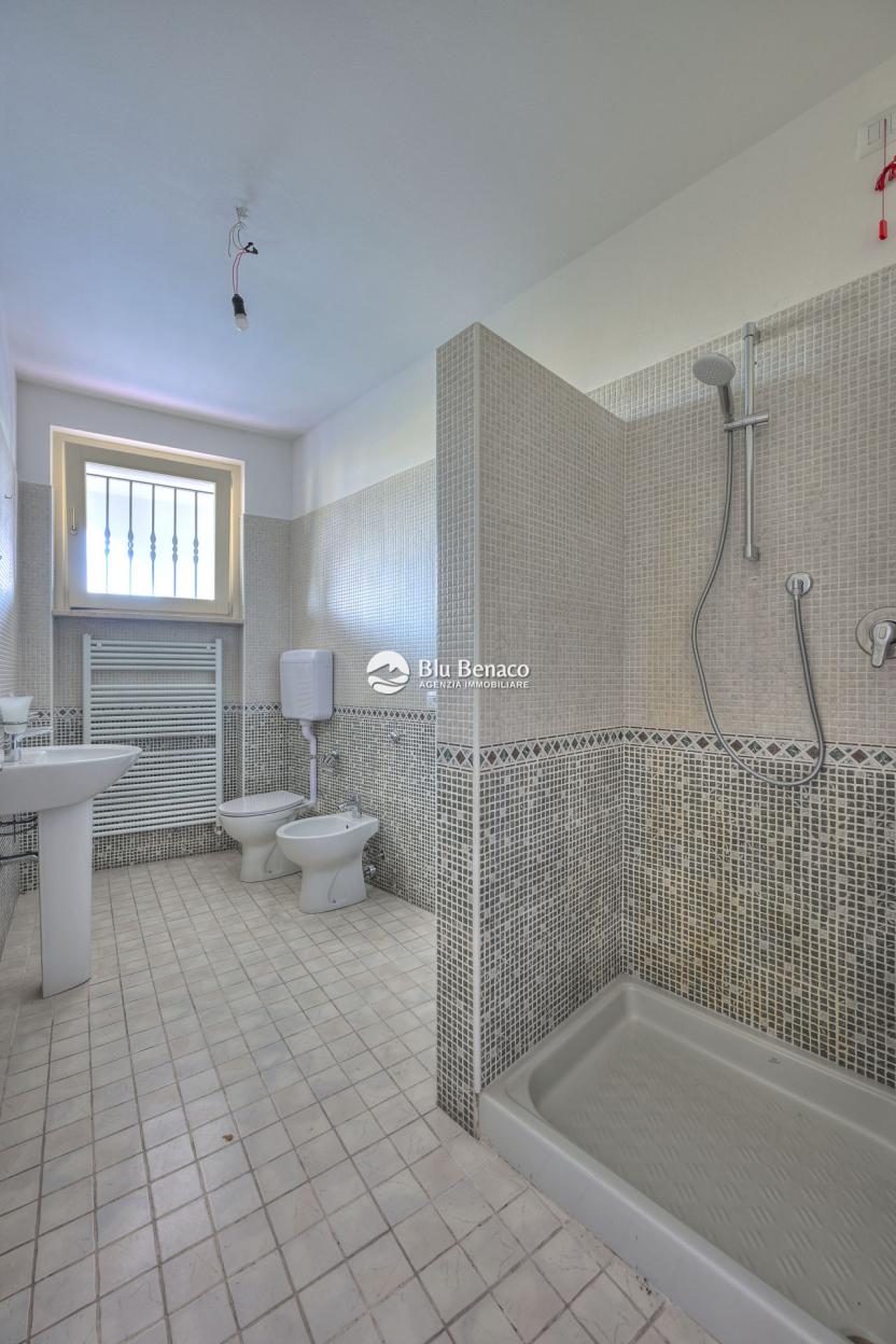 Manerba Del Garda, trilocale con loggia 