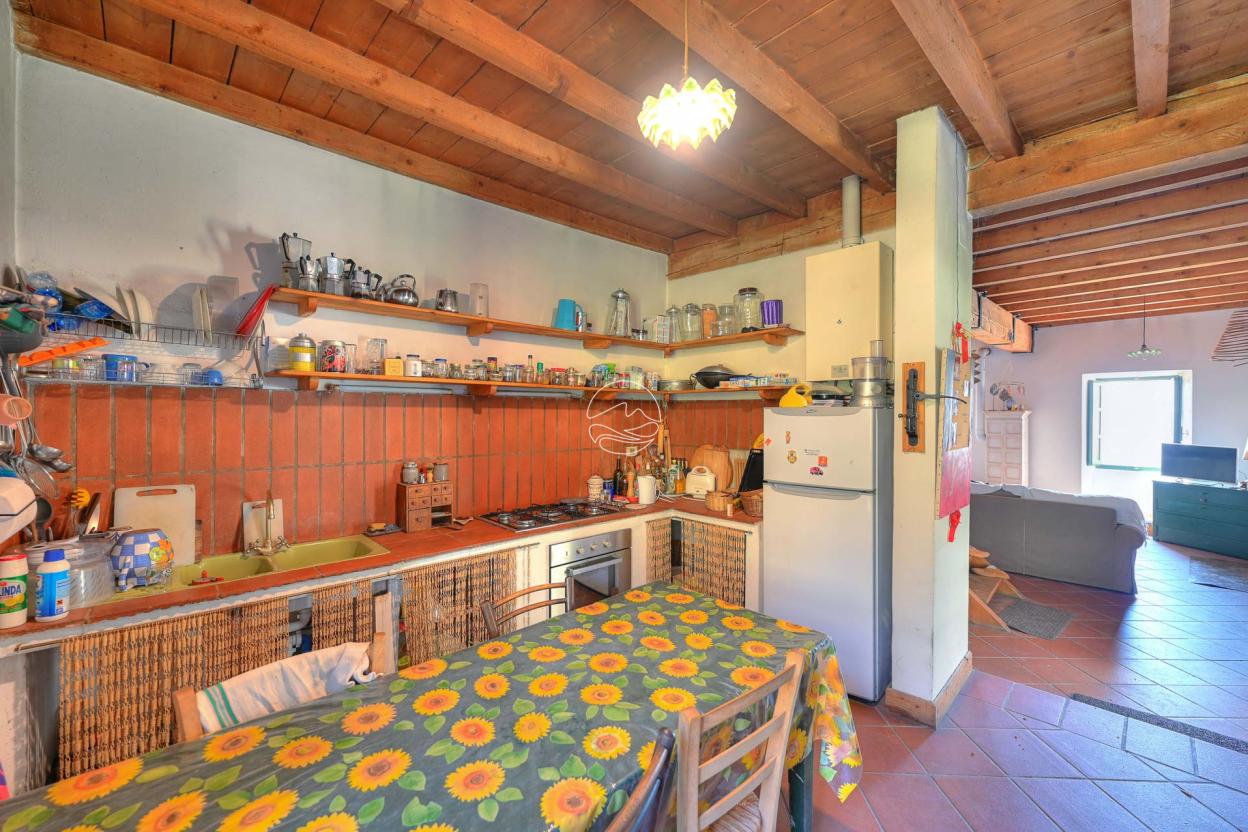 Farmhouse for sale in the hills of Toscolano Maderno