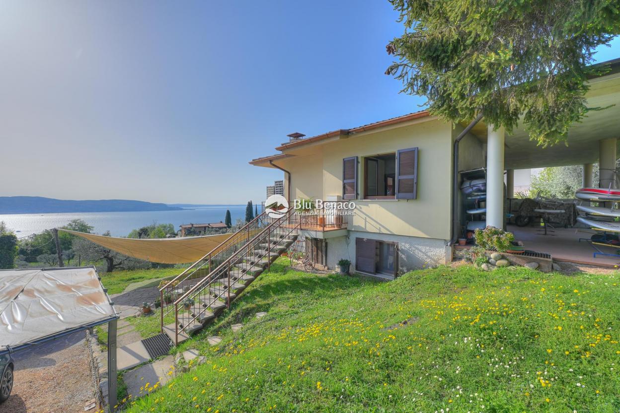 Detached villa with panoramic view in Montemaderno