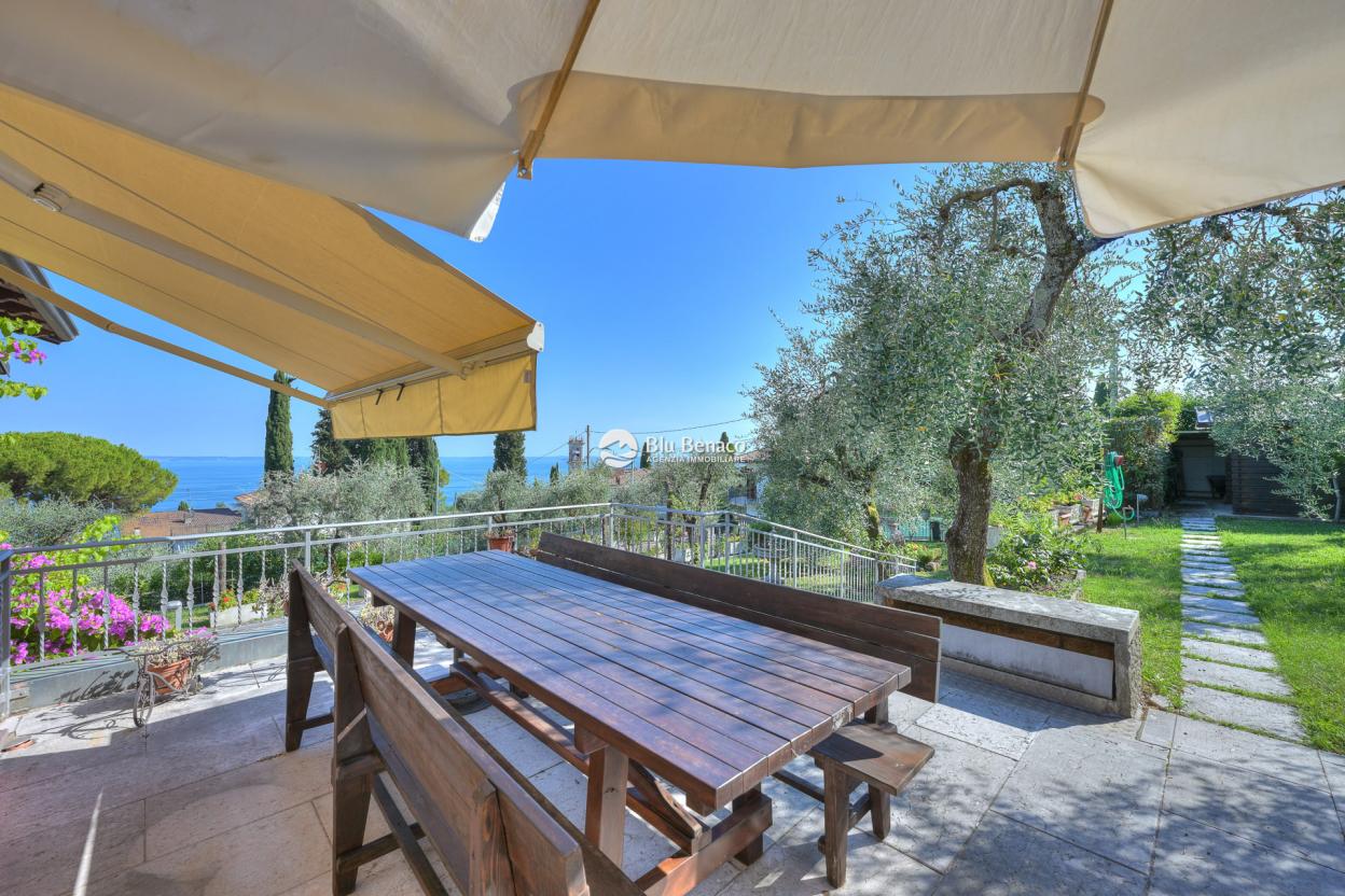 Freistehende Villa mit Pool und Atemberaubendem Seeblick