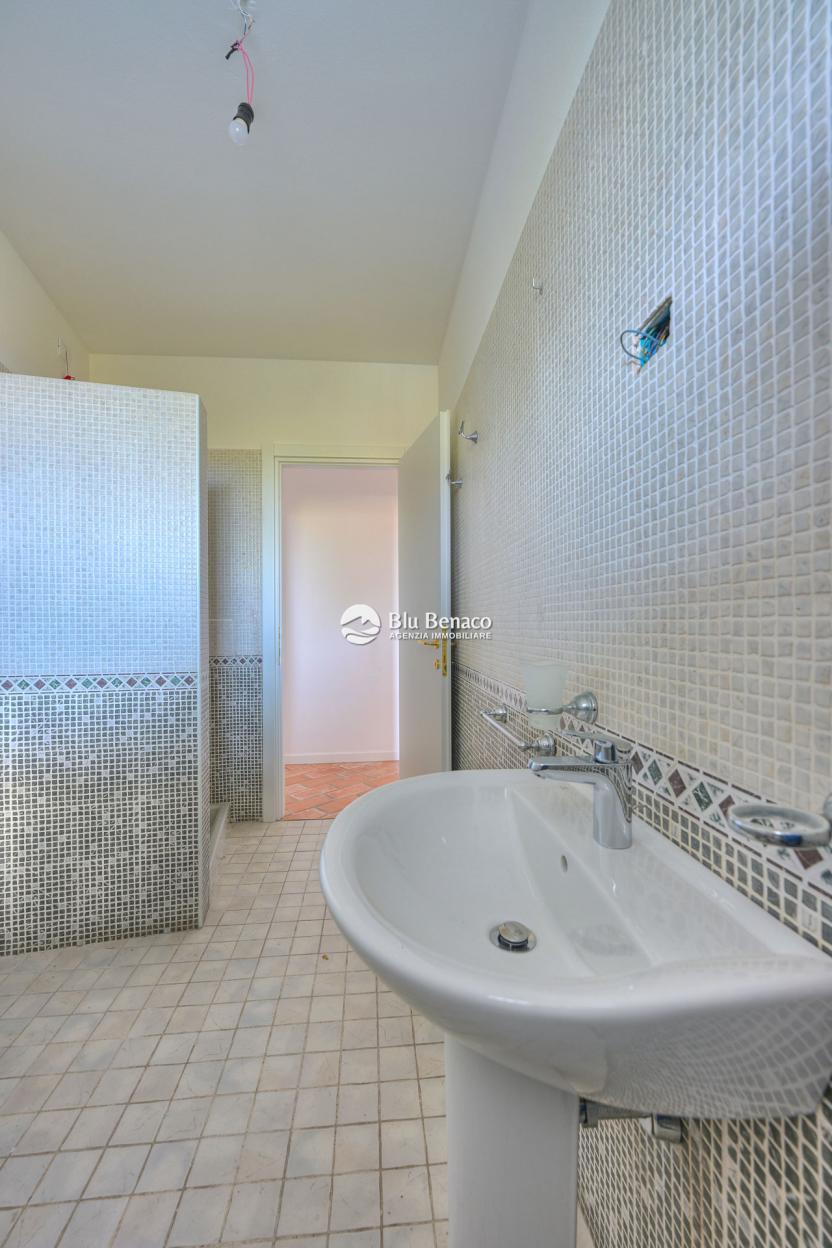 Manerba Del Garda, trilocale con loggia 