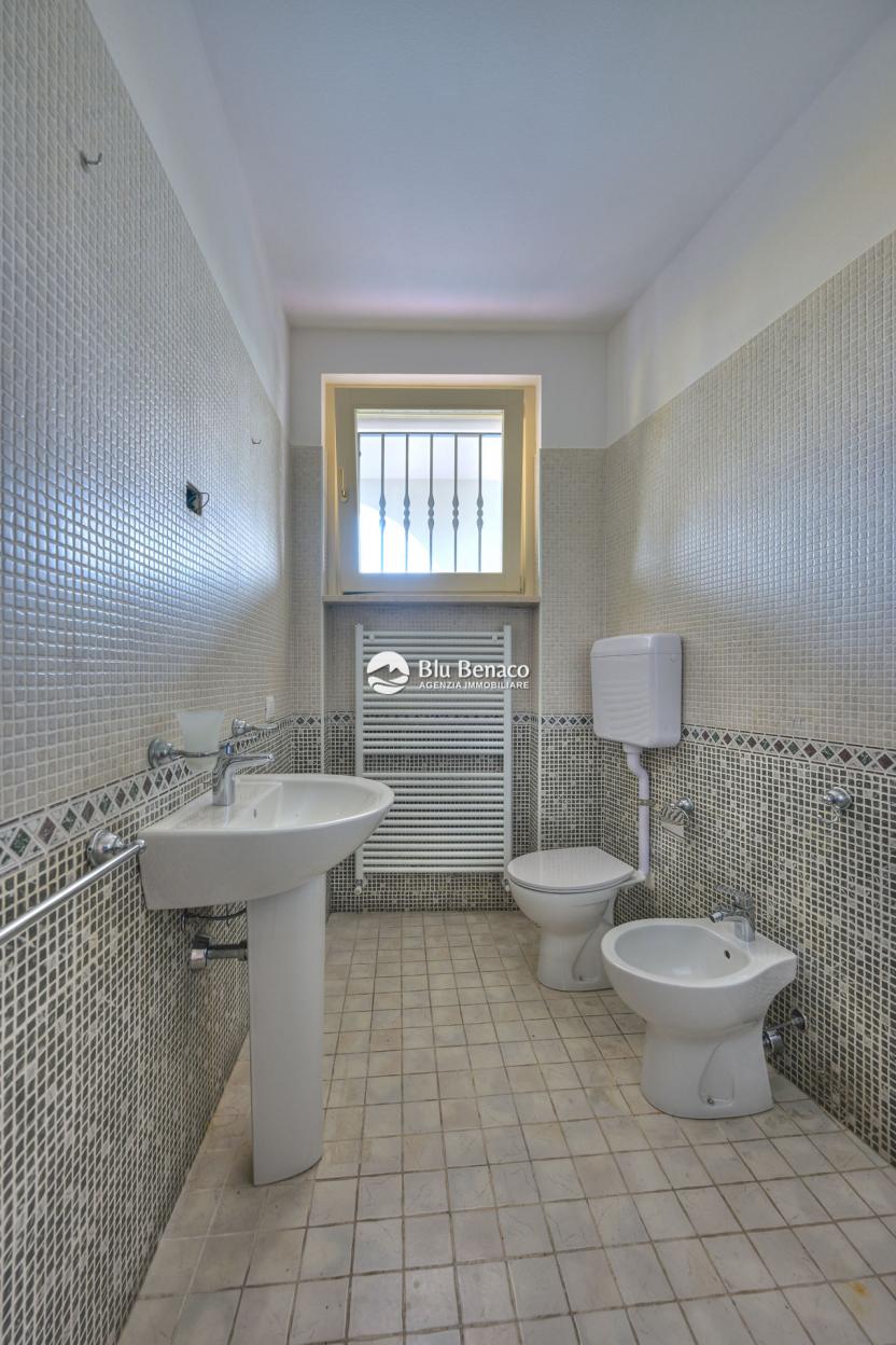 Manerba Del Garda, trilocale con loggia 