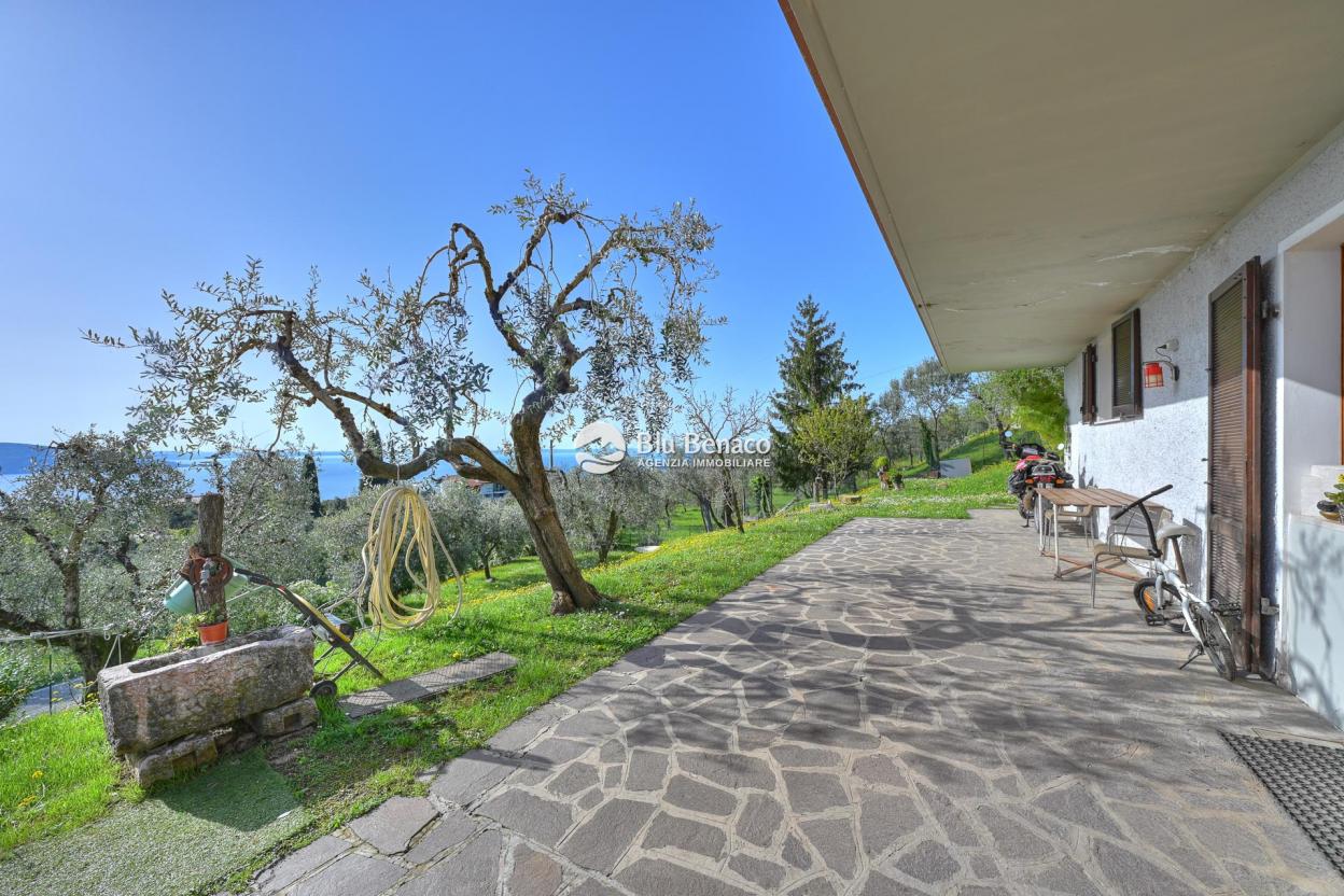 Detached villa with panoramic view in Montemaderno