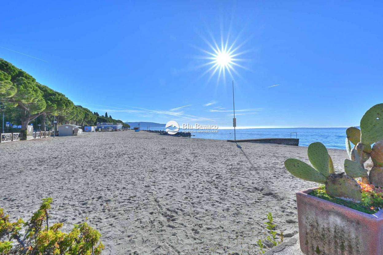 Freistehende Villa mit Komplettem Seeblick