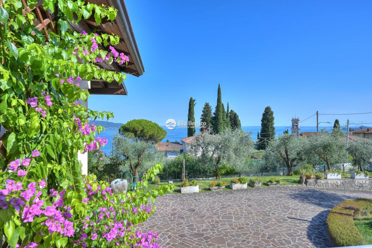 Freistehende Villa mit Pool und Atemberaubendem Seeblick