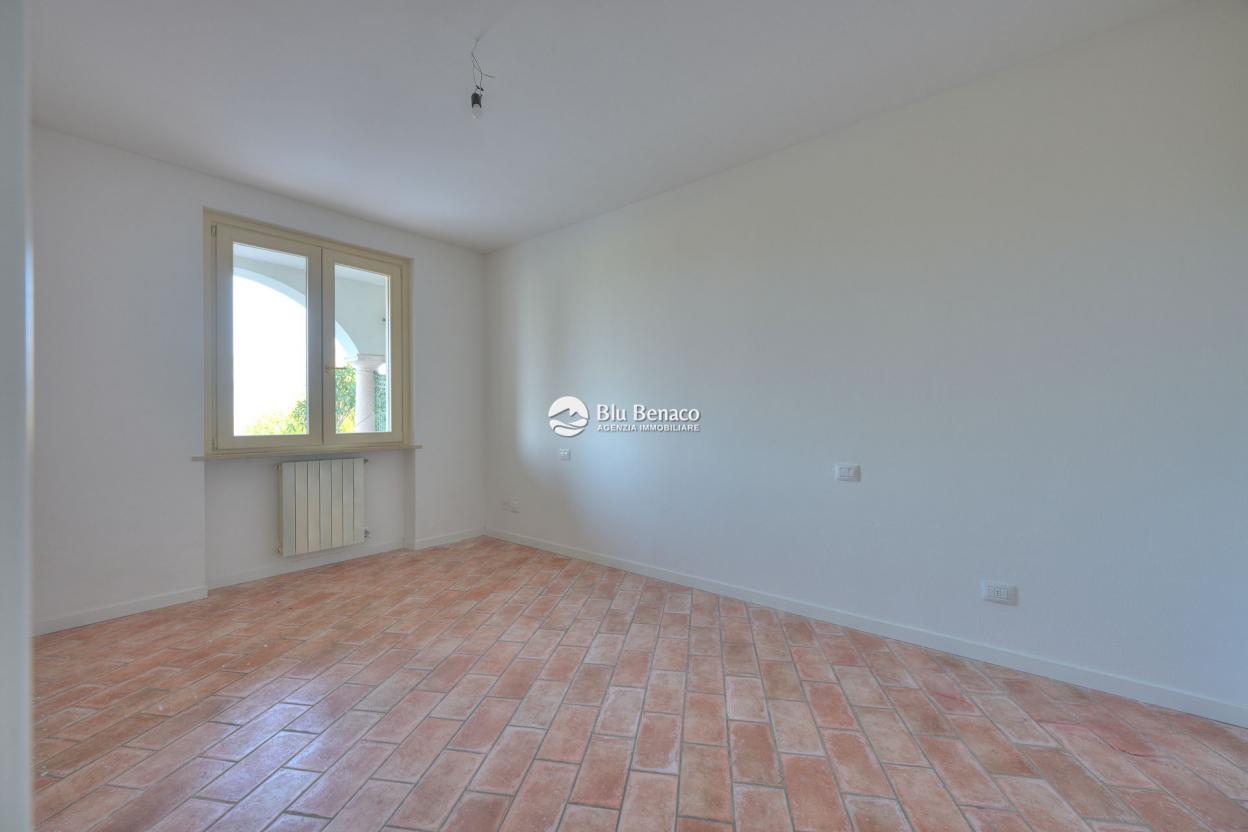 Manerba Del Garda, trilocale con loggia 