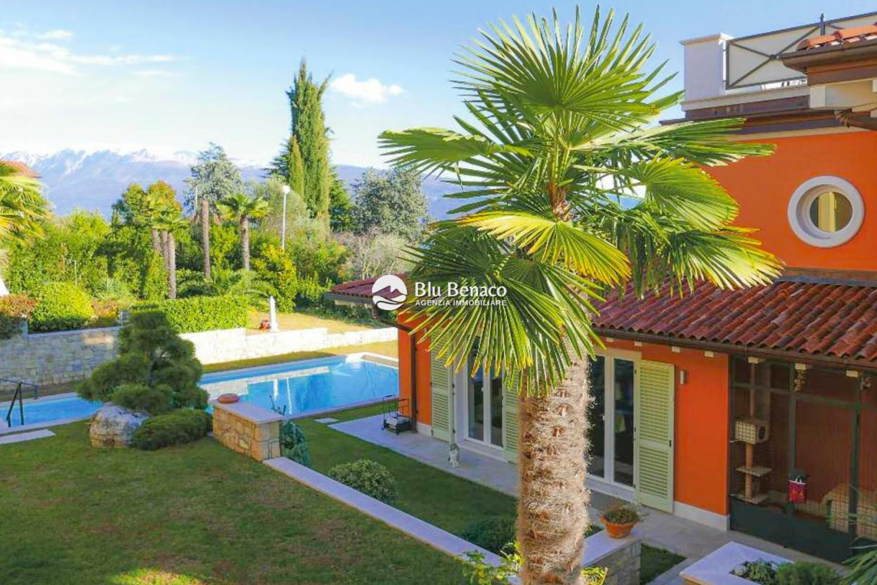 Stunning villa for sale in Monte Maderno