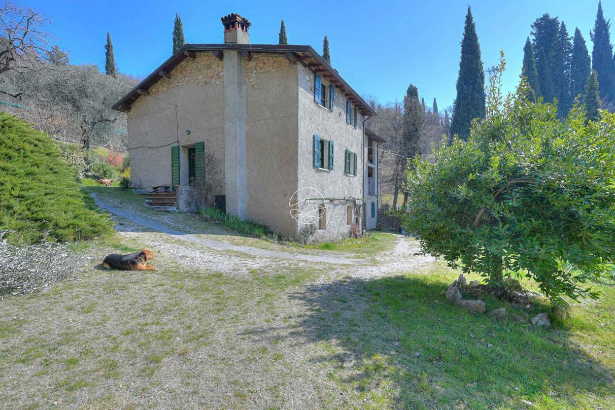 Farmhouse for sale in the hills of Toscolano Maderno