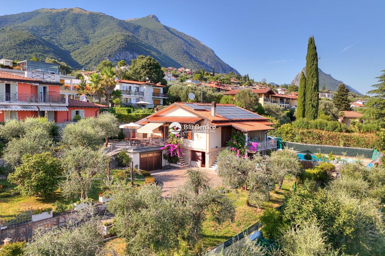 Freistehende Villa mit Pool und Atemberaubendem Seeblick