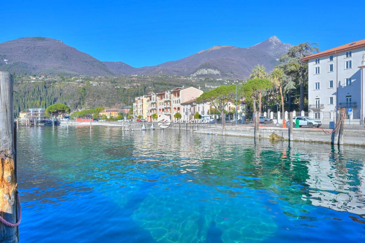 Three-room apartment in prestigious residence near the lake