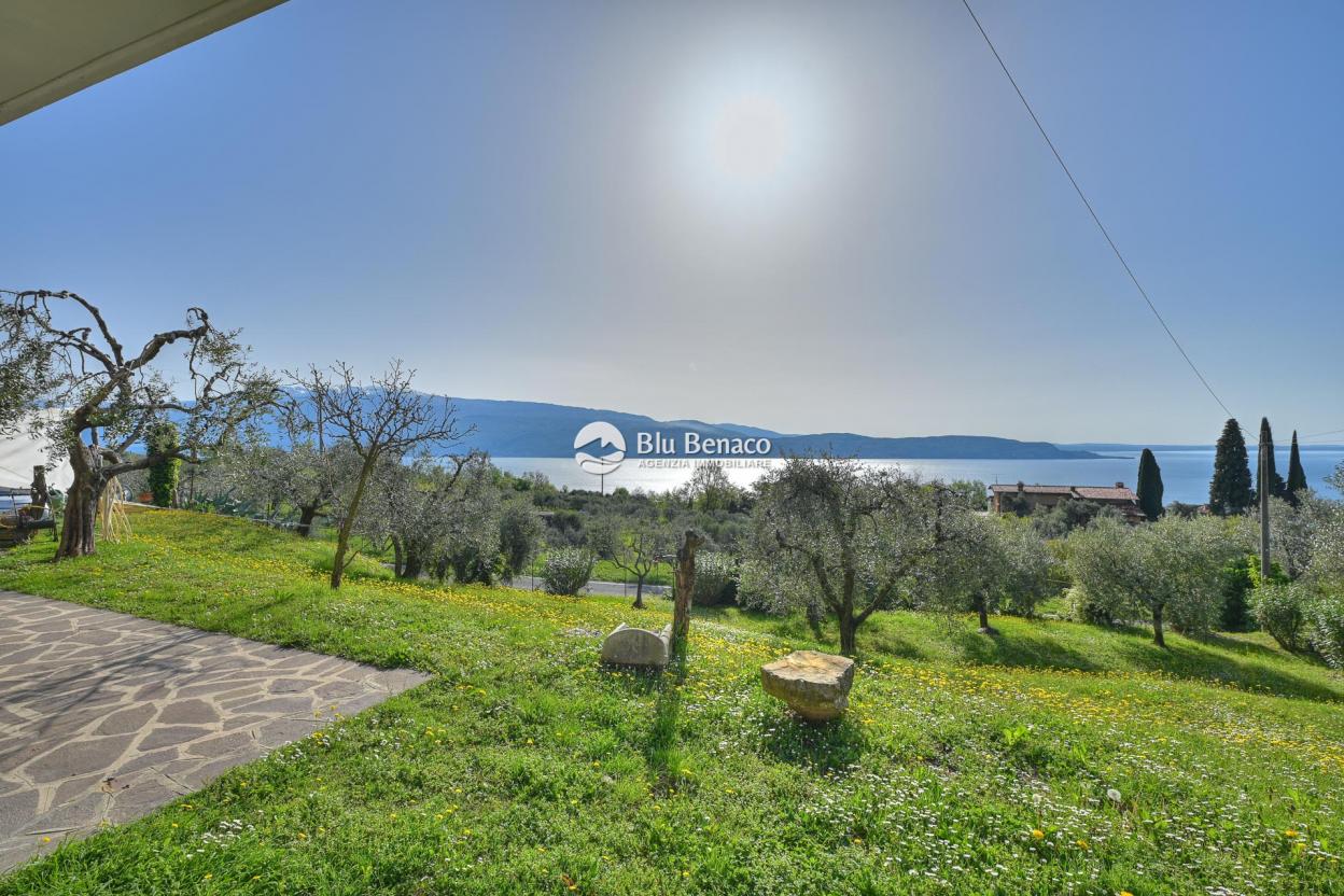 Detached villa with panoramic view in Montemaderno