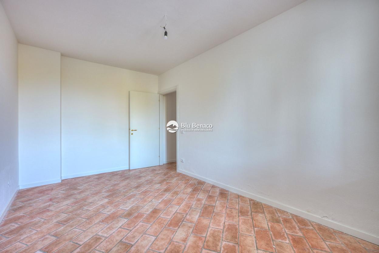 Manerba Del Garda, trilocale con loggia 