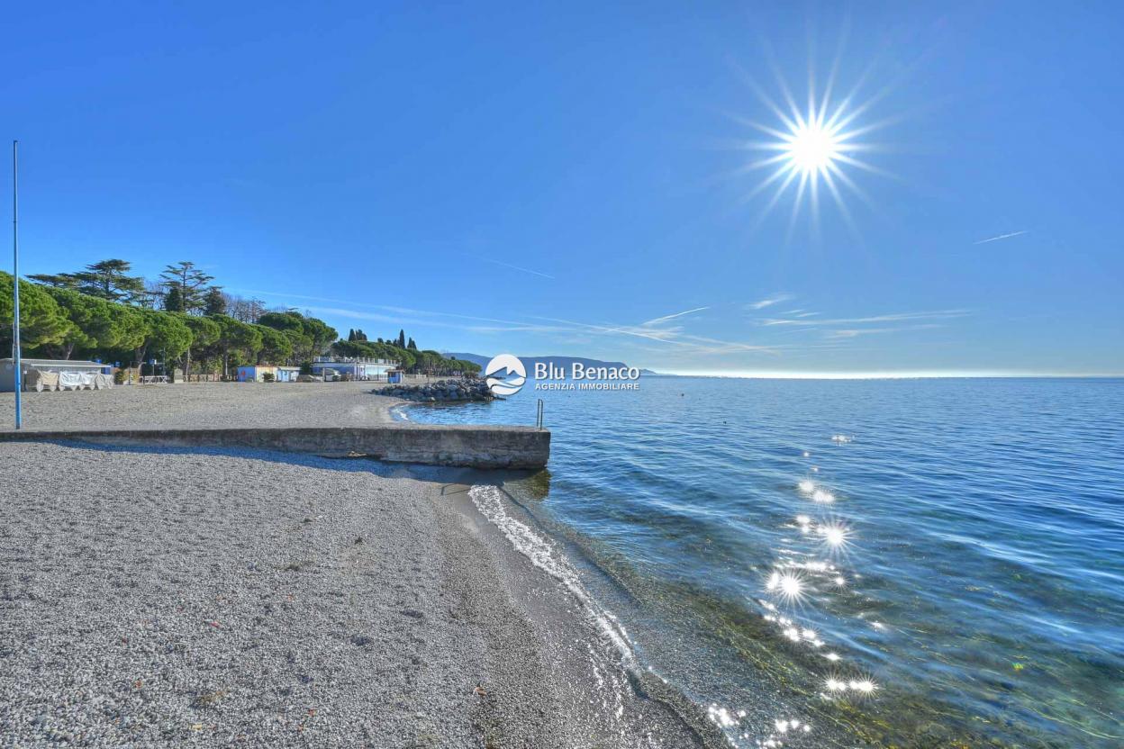 Three-room apartment in prestigious residence near the lake