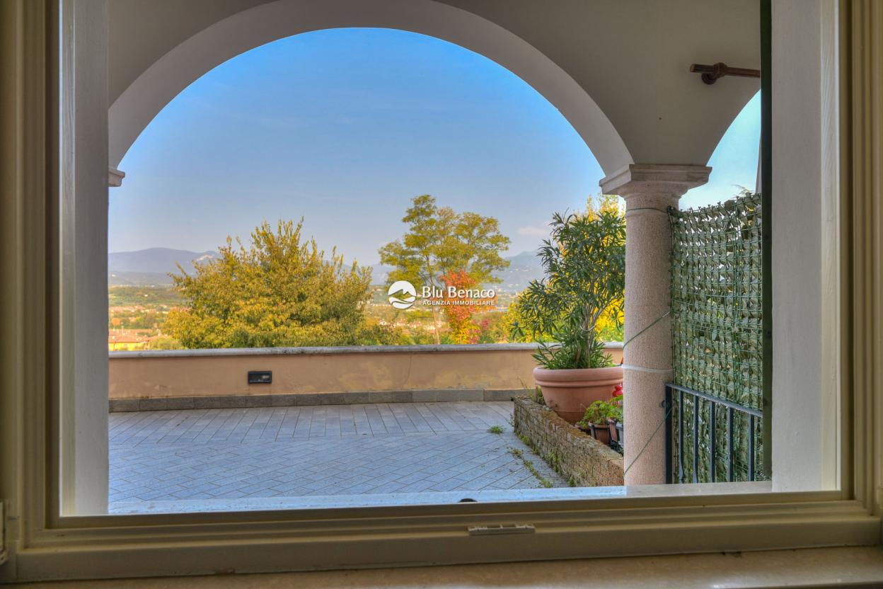 Manerba Del Garda, trilocale con loggia 