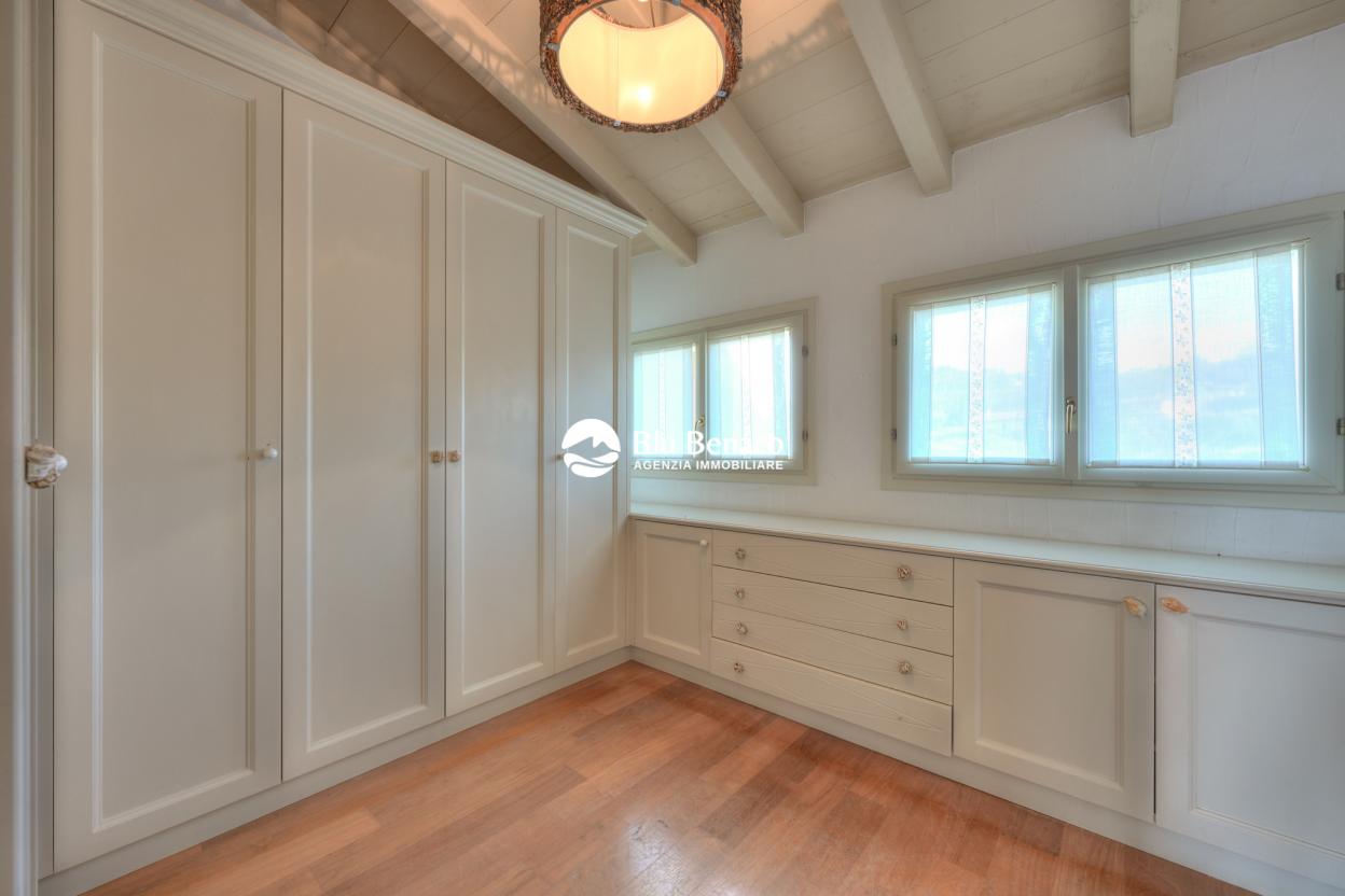 Attico vista lago, in vendita Manerba Del Garda. 