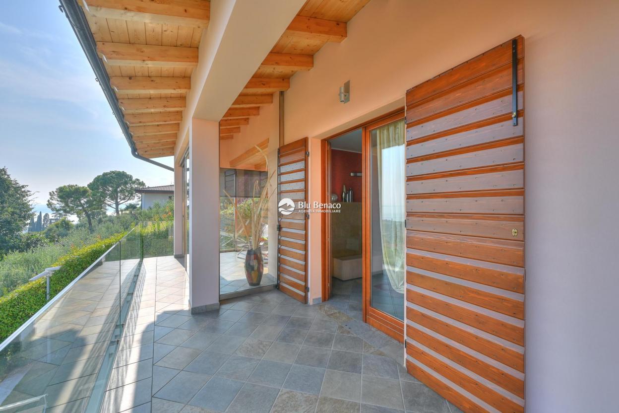 Villa with wonderful lake view in Gaino