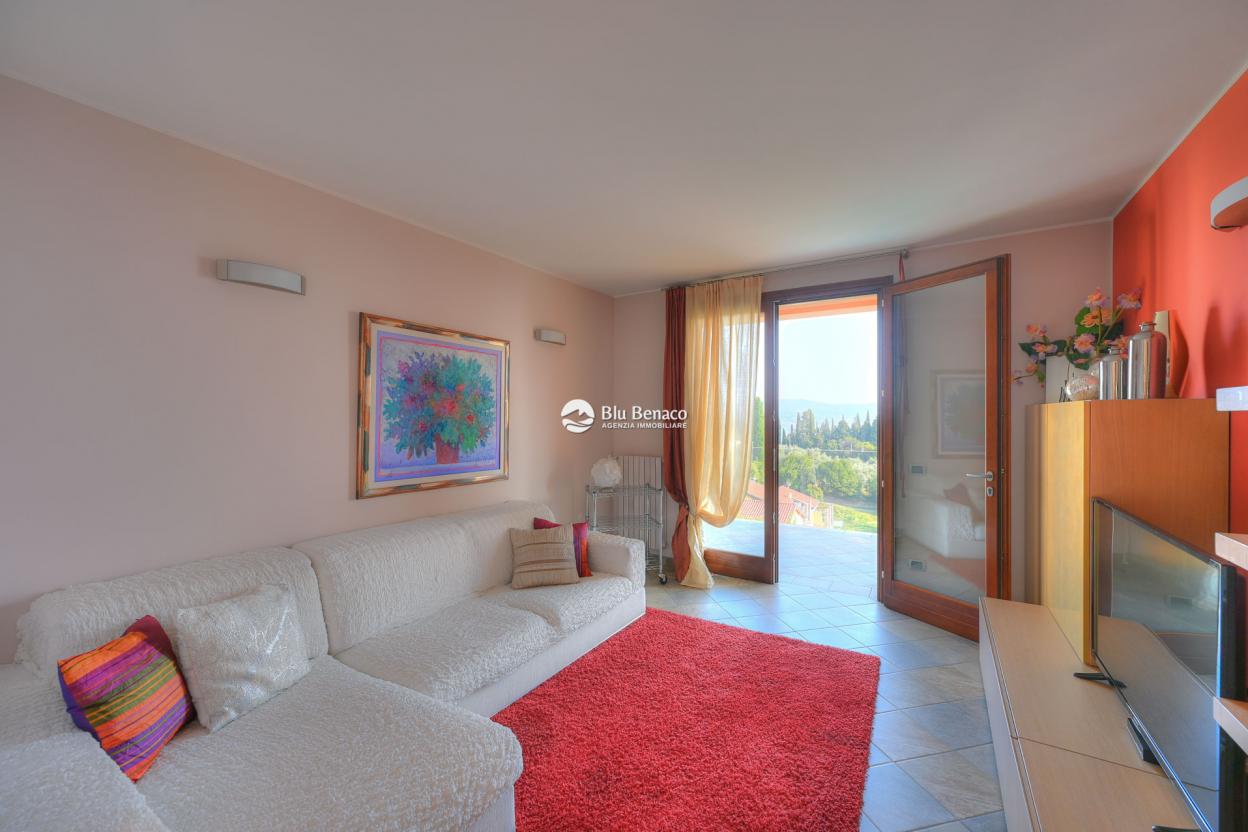 Villa with wonderful lake view in Gaino