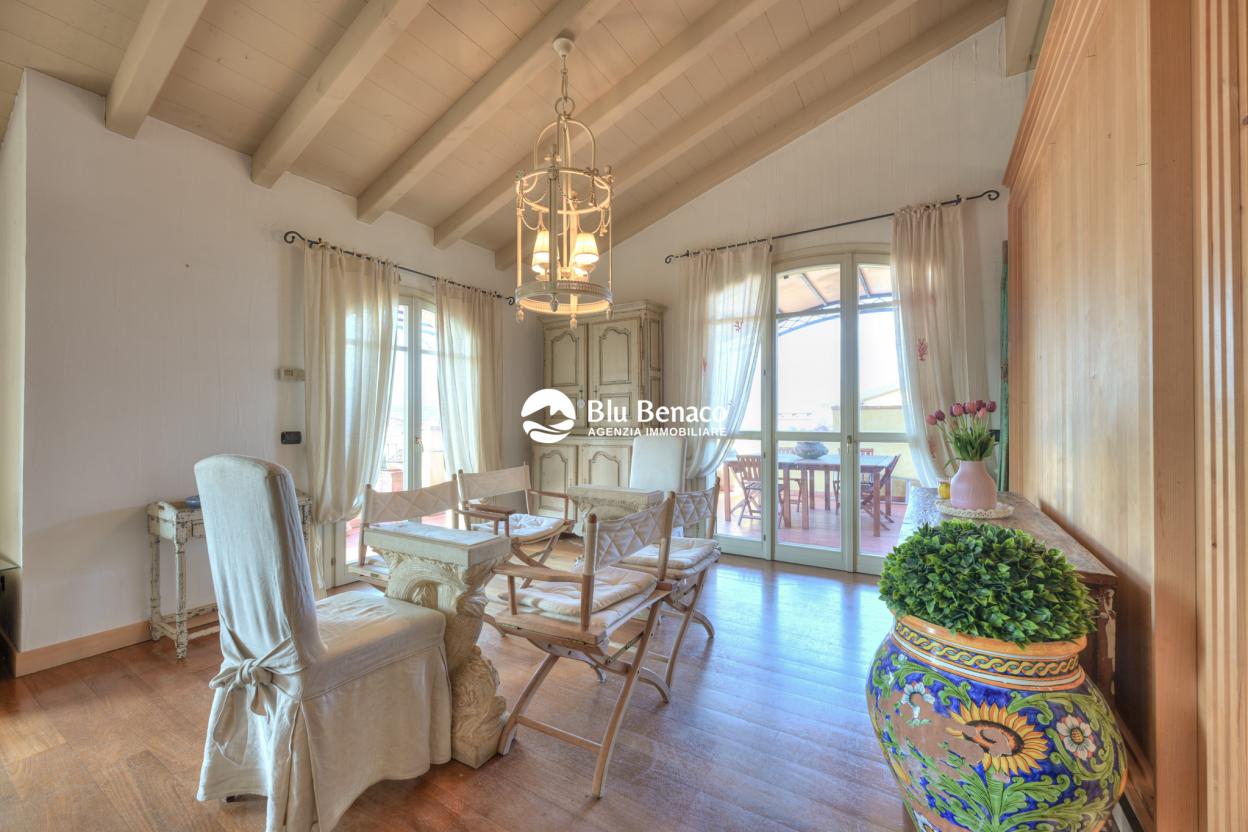 Attico vista lago, in vendita Manerba Del Garda. 