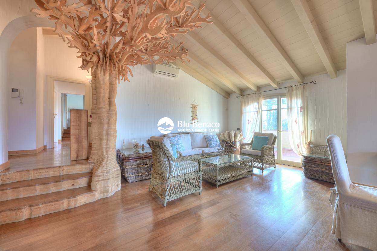 Attico vista lago, in vendita Manerba Del Garda. 