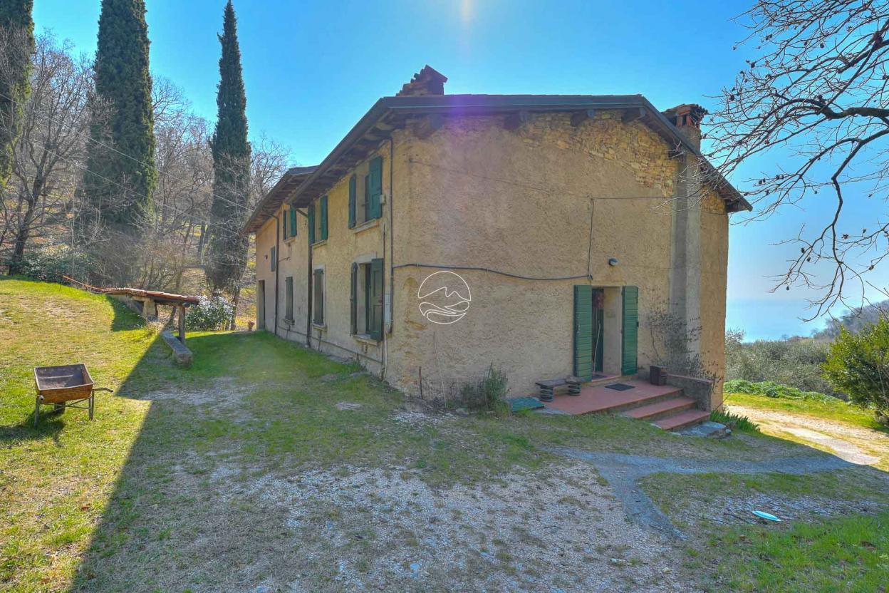 Farmhouse for sale in the hills of Toscolano Maderno