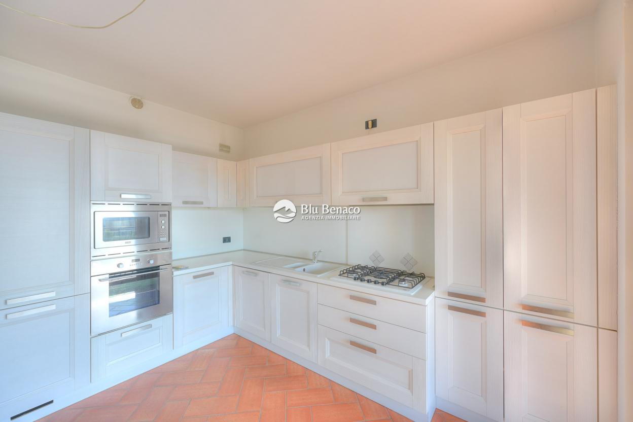 Elegant four-room apartment for sale in Toscolano