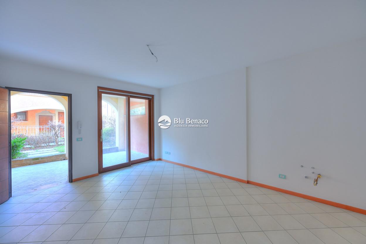Three-room apartment in prestigious residence near the lake