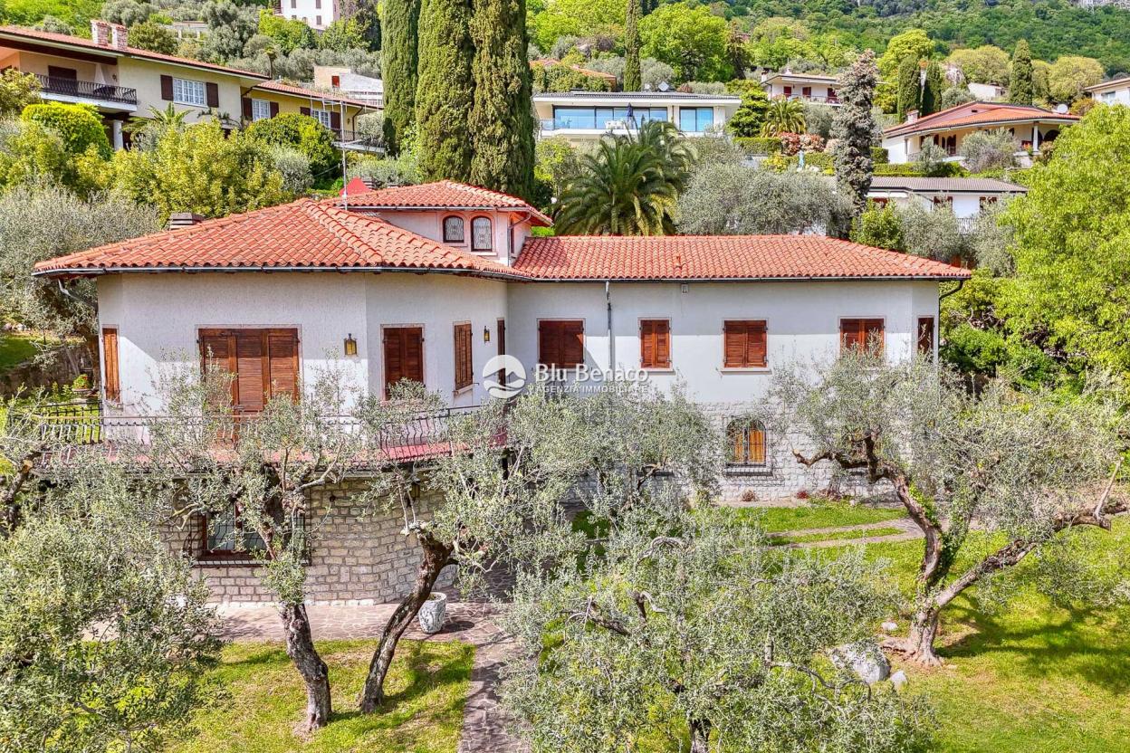 Exceptional villa for sale in Gargnano