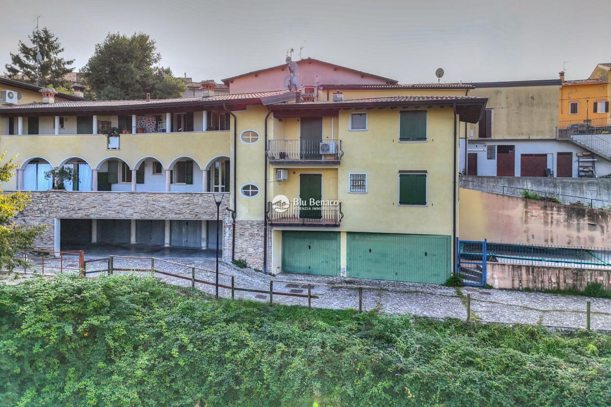 Manerba Del Garda, trilocale con loggia 