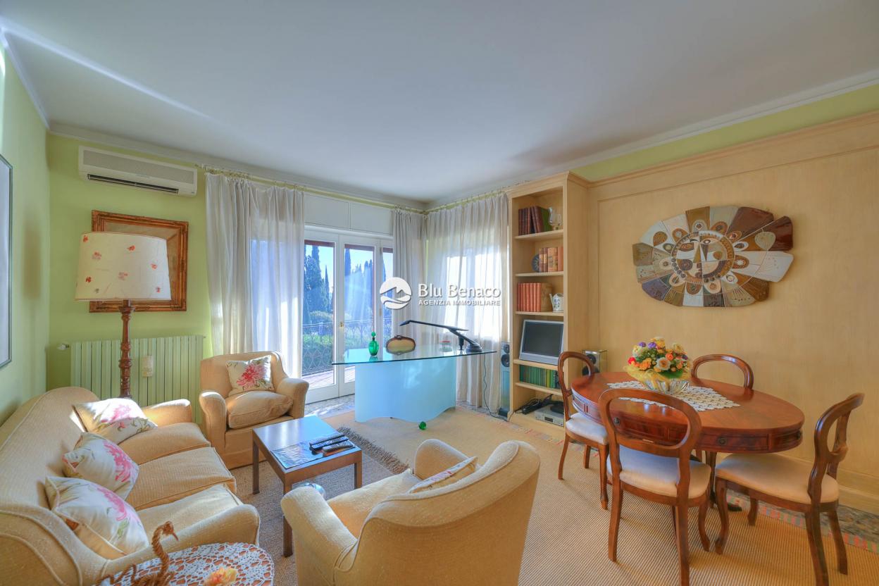 Elegant three-room apartment for sale in Maderno