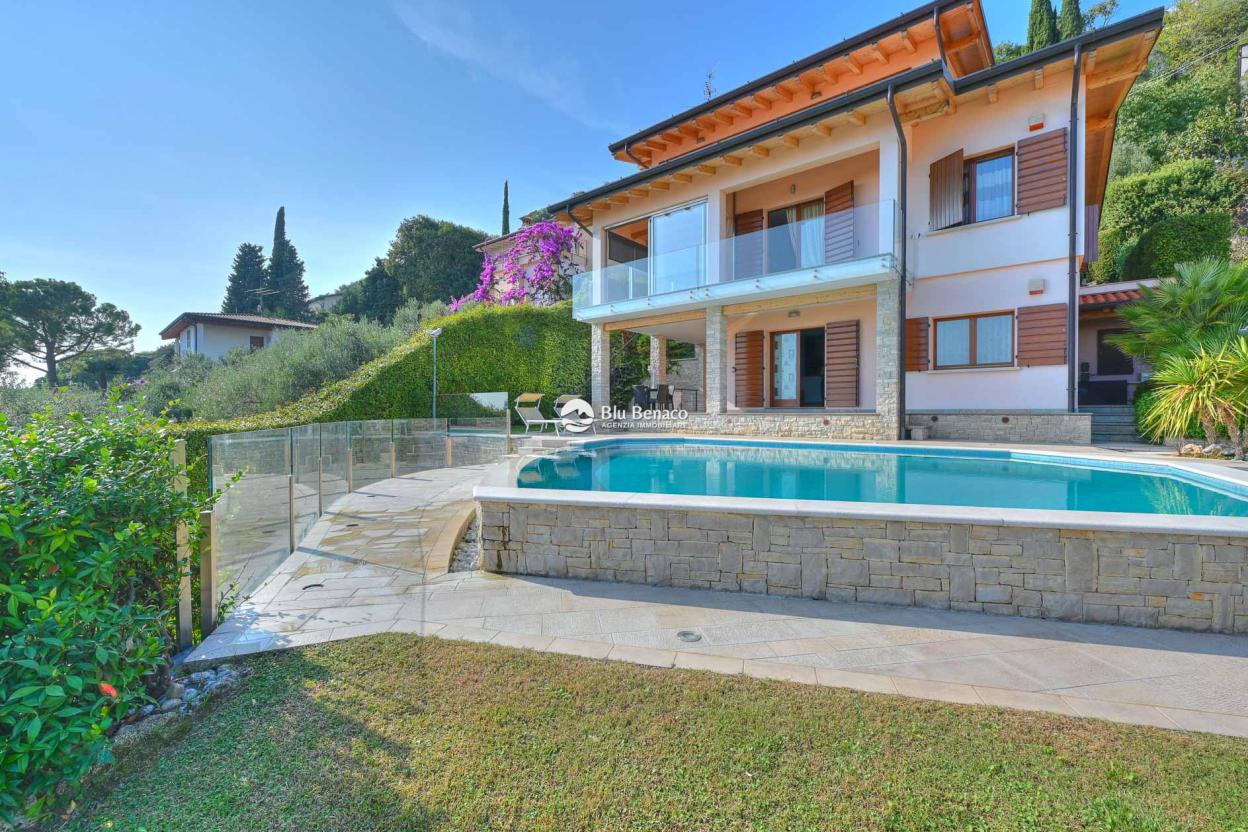 Villa with wonderful lake view in Gaino