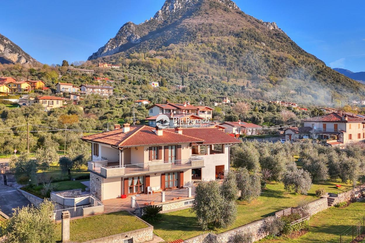 Freistehende Villa mit Panoramablick in Gaino