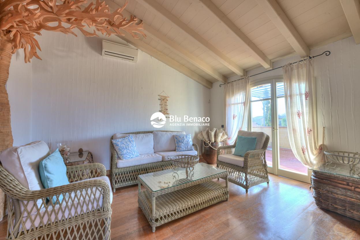 Attico vista lago, in vendita Manerba Del Garda. 