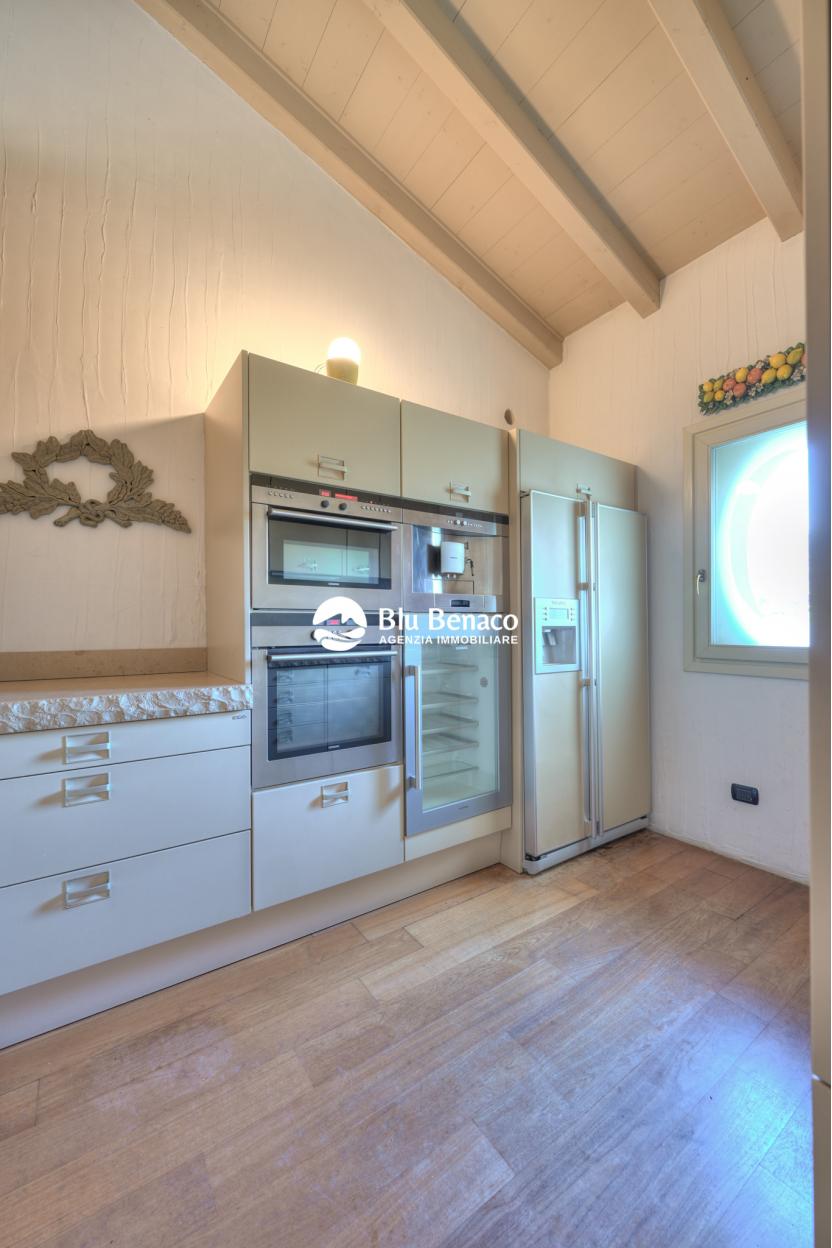 Attico vista lago, in vendita Manerba Del Garda. 