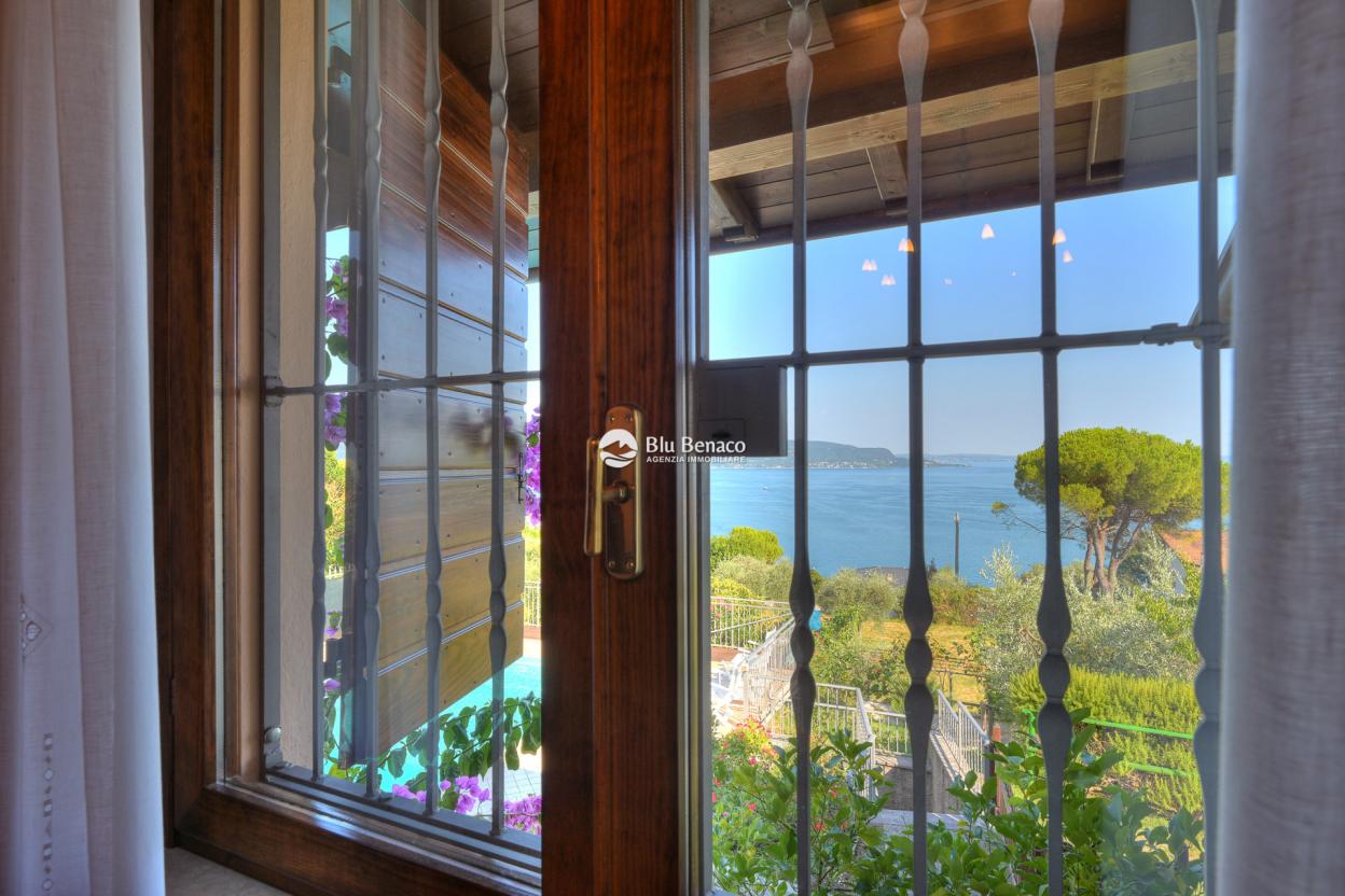 Freistehende Villa mit Pool und Atemberaubendem Seeblick