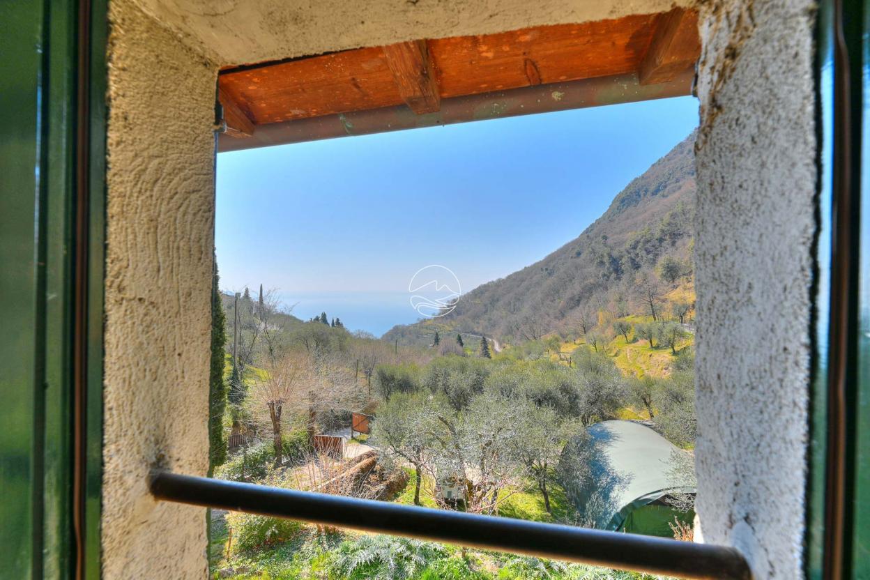 Farmhouse for sale in the hills of Toscolano Maderno