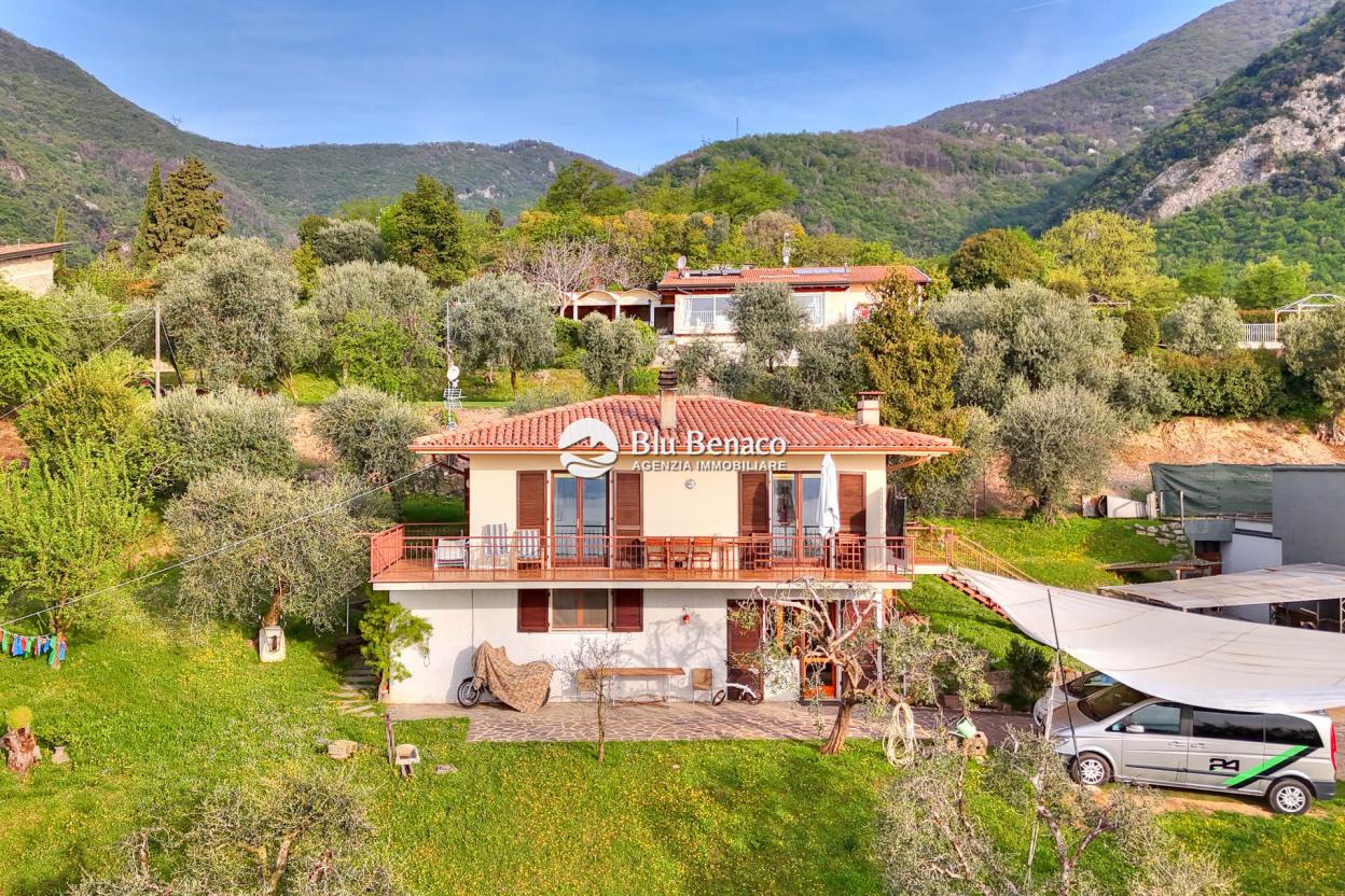 Detached villa with panoramic view in Montemaderno