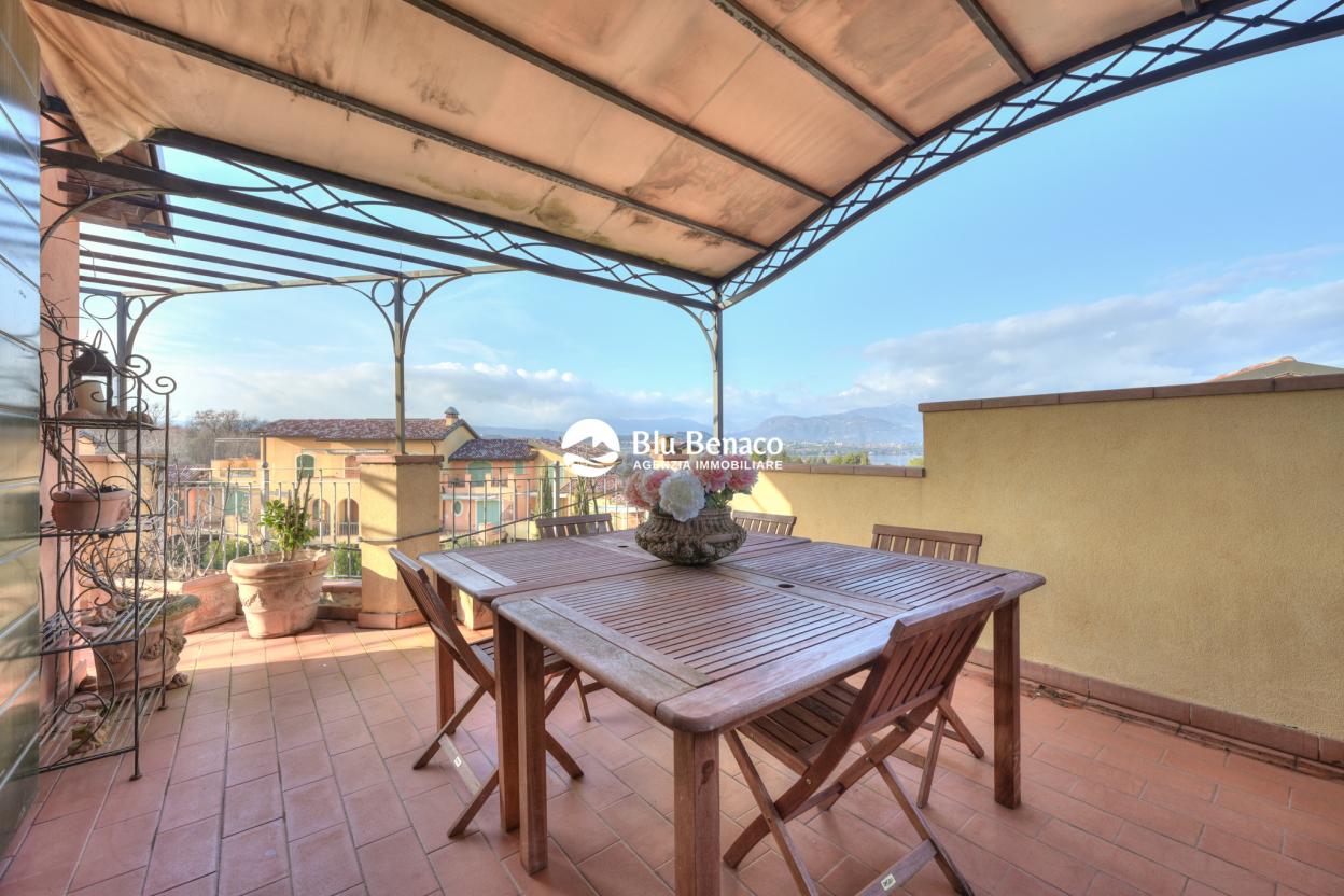 Attico vista lago, in vendita Manerba Del Garda. 