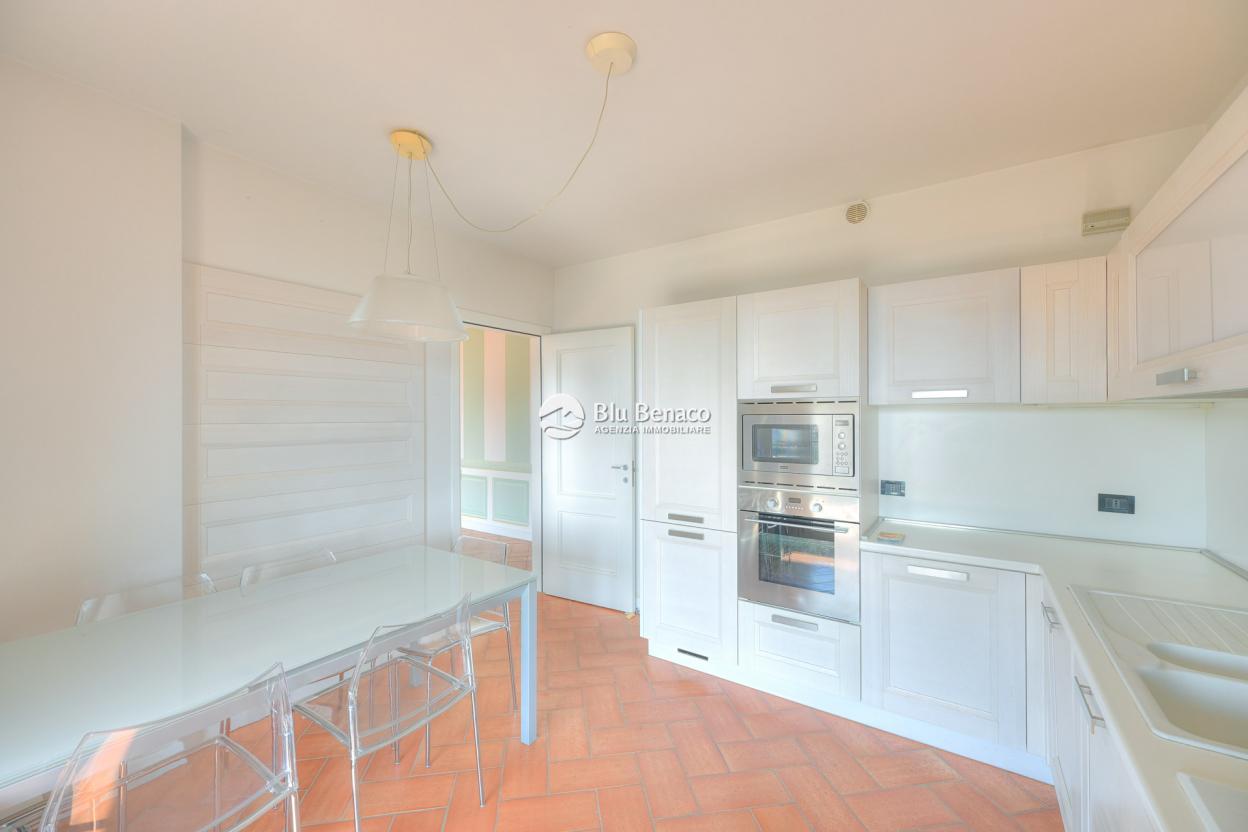 Elegant four-room apartment for sale in Toscolano