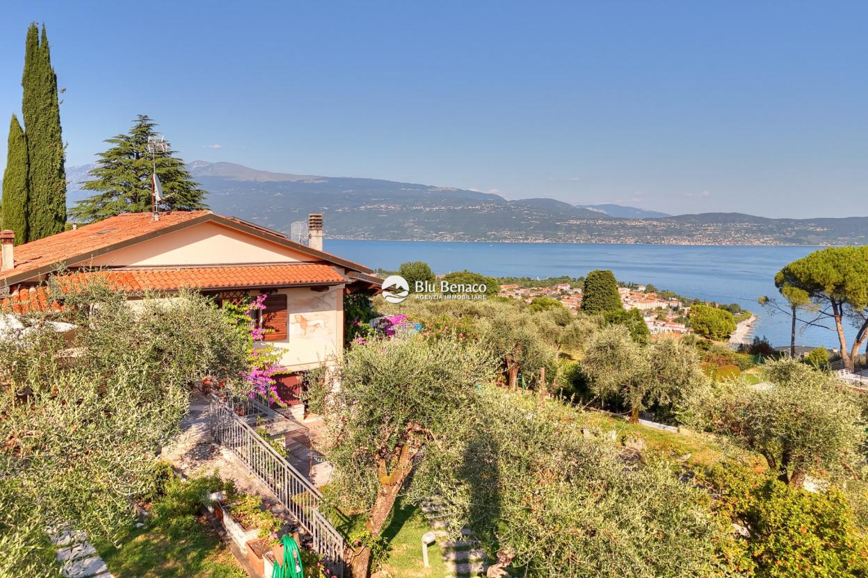 Freistehende Villa mit Pool und Atemberaubendem Seeblick