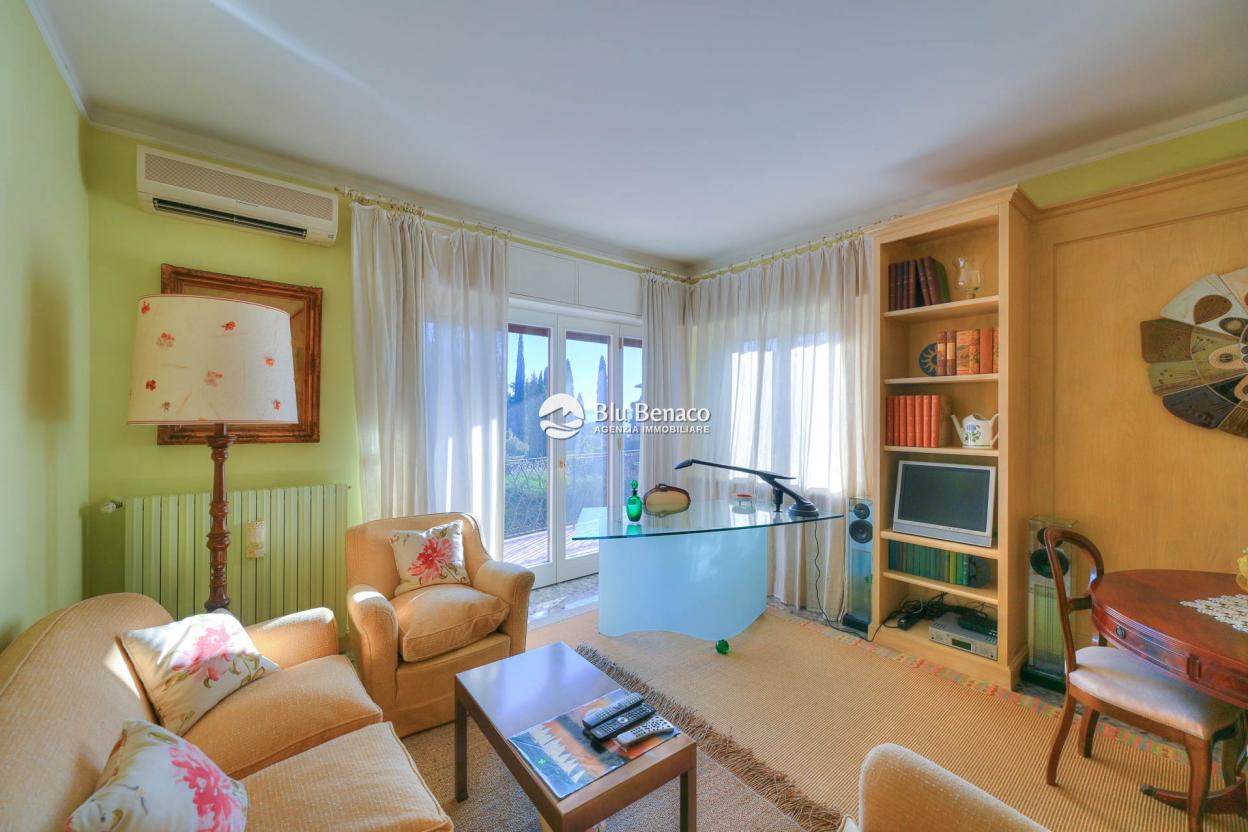 Elegant three-room apartment for sale in Maderno