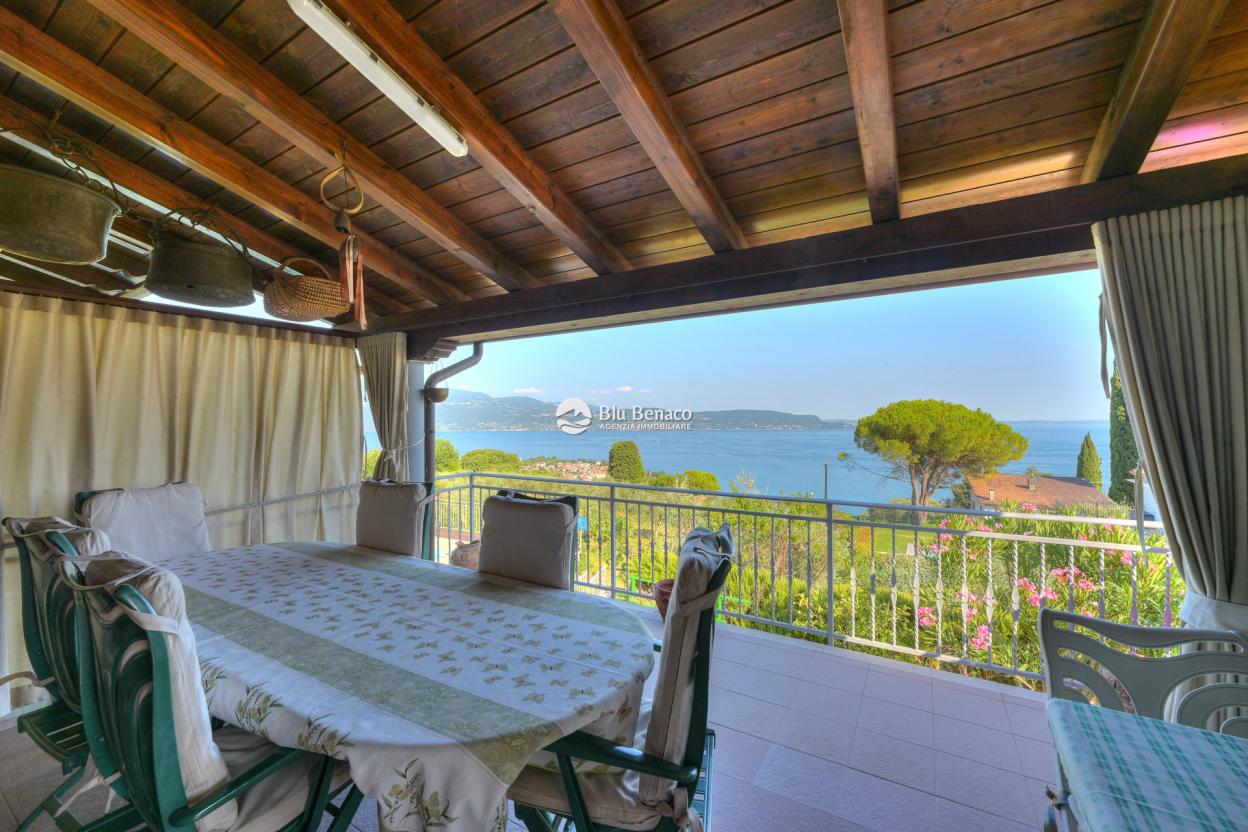 Freistehende Villa mit Pool und Atemberaubendem Seeblick