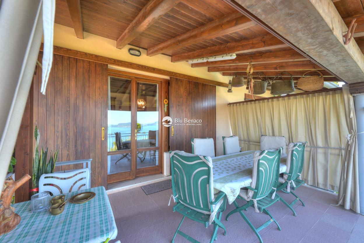 Freistehende Villa mit Pool und Atemberaubendem Seeblick