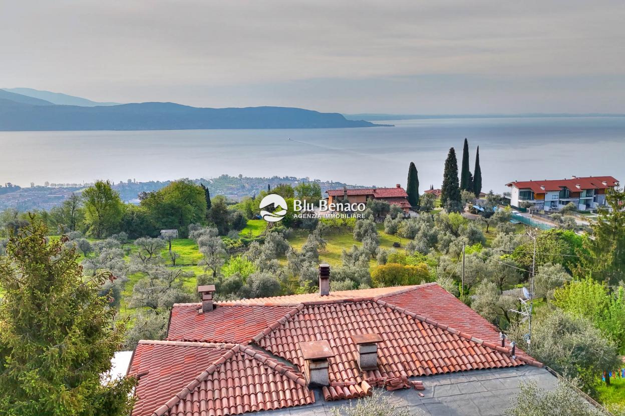 Freistehende Villa mit Panoramablick in Montemaderno