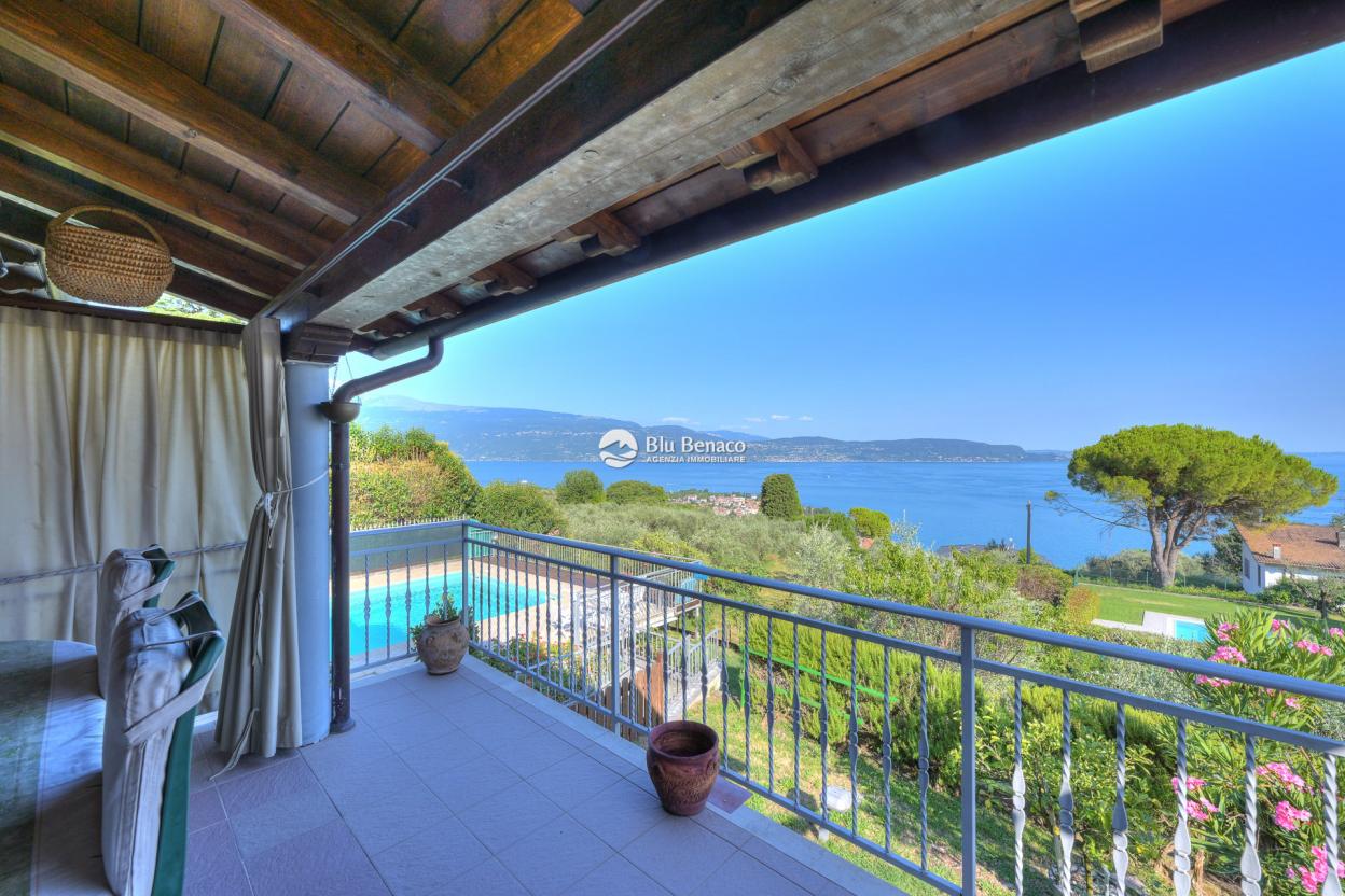 Freistehende Villa mit Pool und Atemberaubendem Seeblick