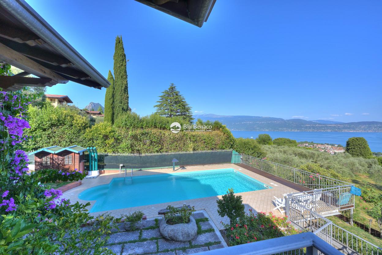 Freistehende Villa mit Pool und Atemberaubendem Seeblick