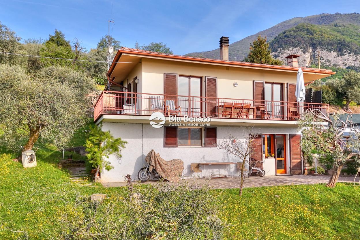 Detached villa with panoramic view in Montemaderno