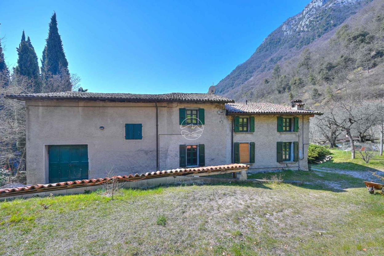 Farmhouse for sale in the hills of Toscolano Maderno